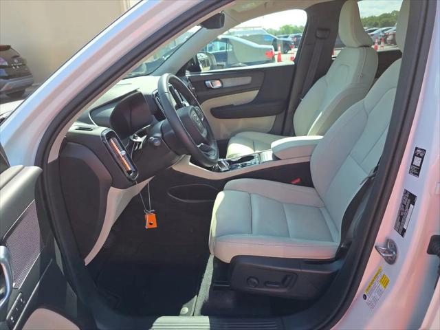 2026 Volvo XC40 Plus, B5 AWD Gas (mild hybrid), Dark