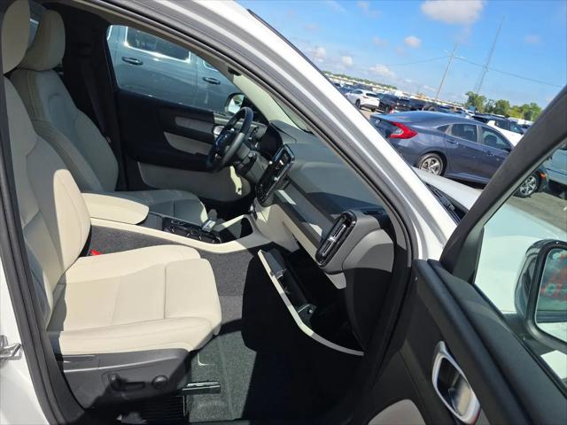2026 Volvo XC40 Plus, B5 AWD Gas (mild hybrid), Dark
