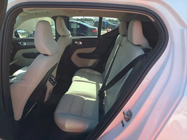 2026 Volvo XC40 Plus, B5 AWD Gas (mild hybrid), Dark