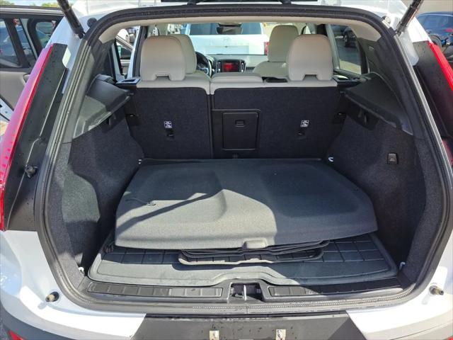 2026 Volvo XC40 Plus, B5 AWD Gas (mild hybrid), Dark