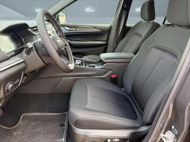 2026 Jeep Grand Cherokee Laredo 4x2