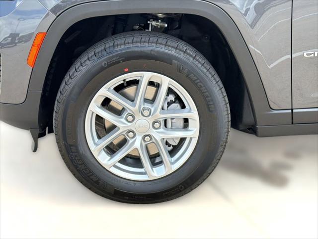 2026 Jeep Grand Cherokee Laredo 4x2