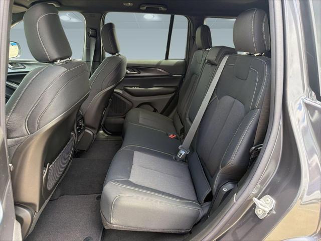2026 Jeep Grand Cherokee Laredo 4x2