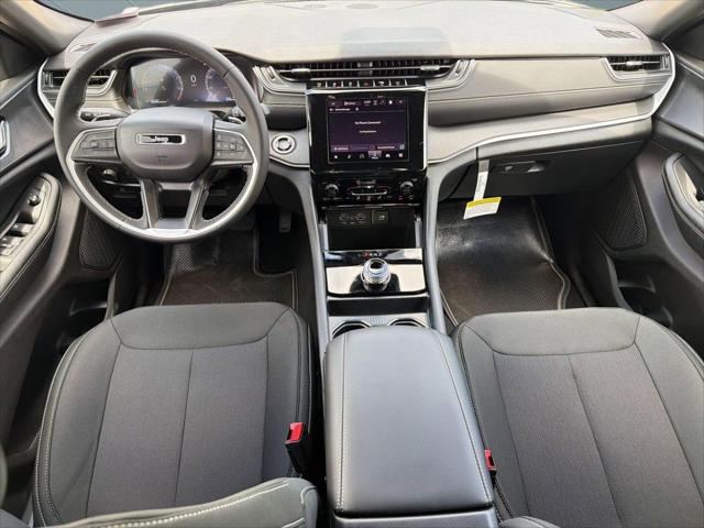 2026 Jeep Grand Cherokee Laredo 4x2