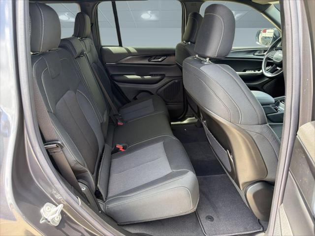 2026 Jeep Grand Cherokee Laredo 4x2