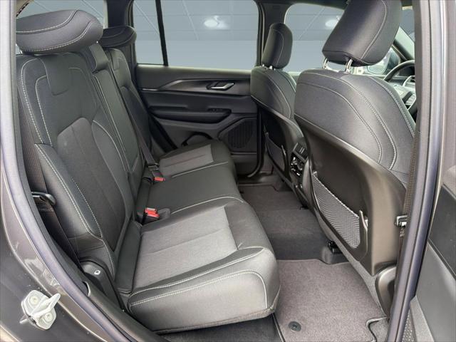 2026 Jeep Grand Cherokee Laredo 4x2