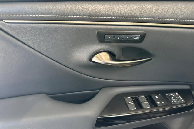 2022 Lexus ES 300h 300h