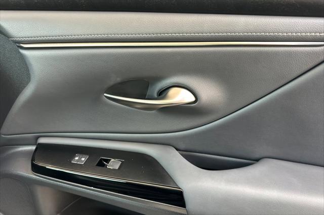 2022 Lexus ES 300h 300h