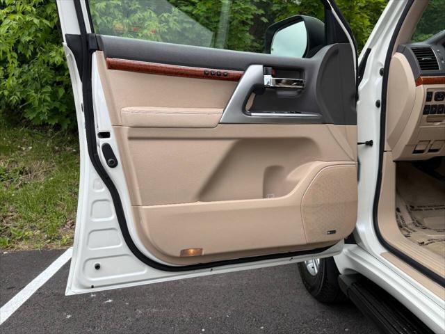 2013 Toyota Land Cruiser V8