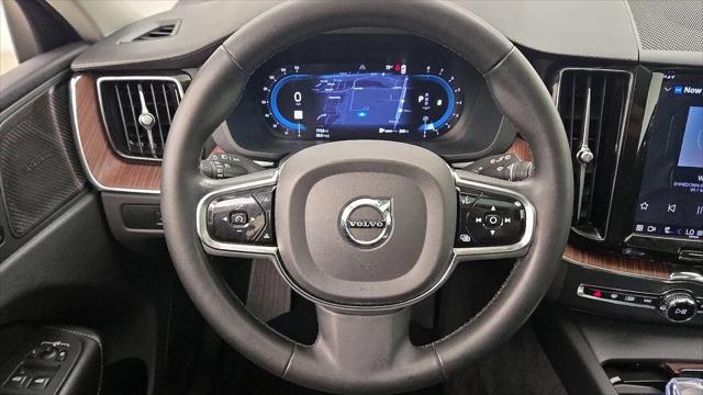 2023 Volvo XC60 B5 Ultimate Dark Theme