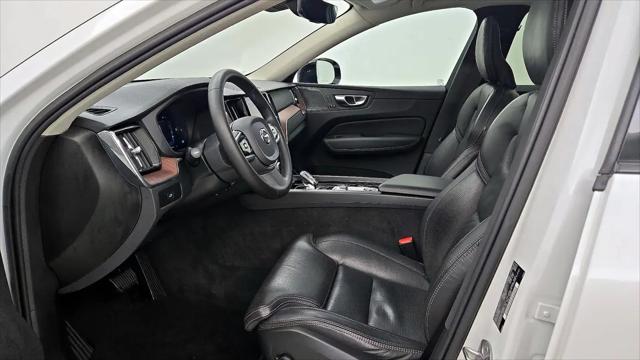 2023 Volvo XC60 B5 Ultimate Dark Theme