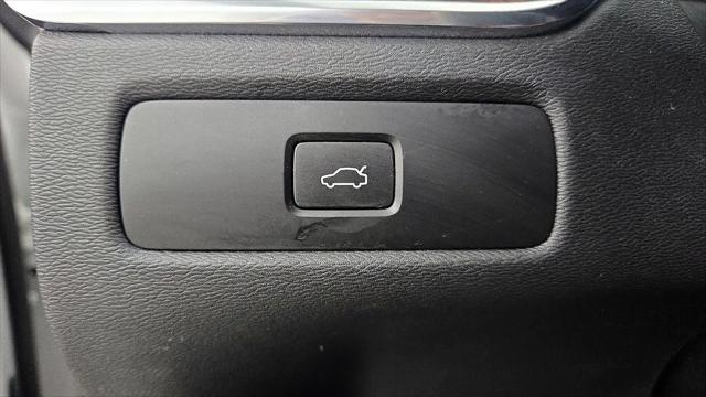 2023 Volvo XC60 B5 Ultimate Dark Theme