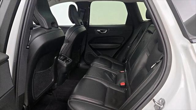 2023 Volvo XC60 B5 Ultimate Dark Theme
