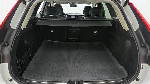 2023 Volvo XC60 B5 Ultimate Dark Theme