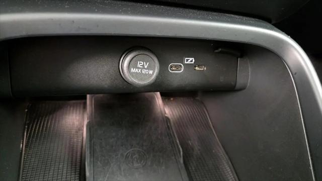 2023 Volvo XC40 B5 Plus Bright Theme
