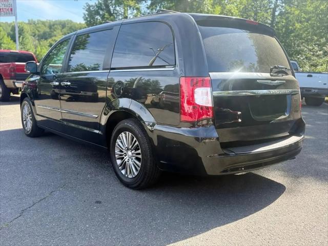 2014 Chrysler Town & Country Touring-L