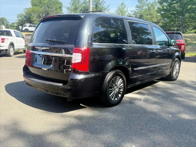 2014 Chrysler Town & Country Touring-L