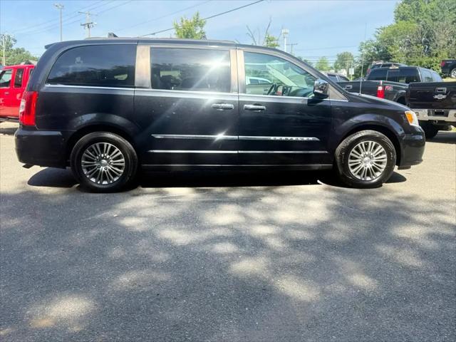 2014 Chrysler Town & Country Touring-L