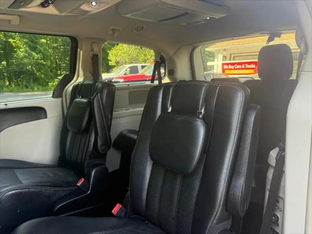2014 Chrysler Town & Country Touring-L