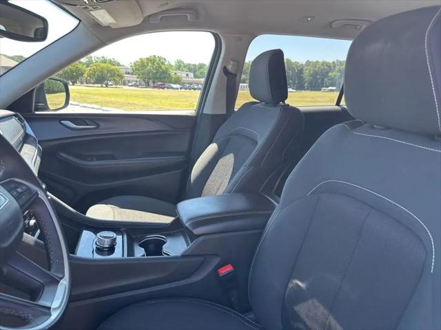 2023 Jeep Grand Cherokee L Laredo 4x2
