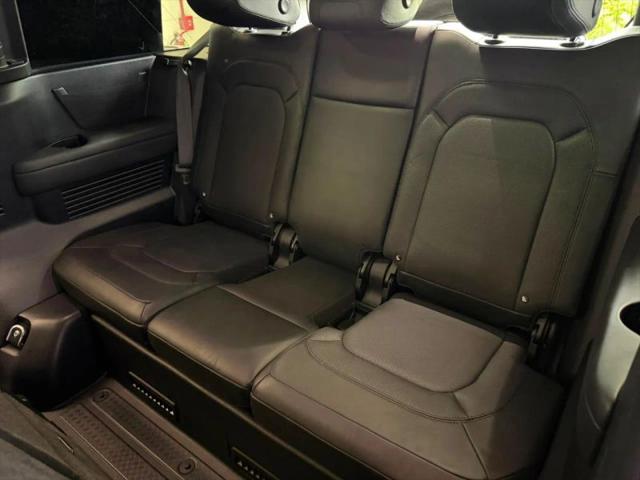 2023 Land Rover Defender 130 X-Dynamic SE