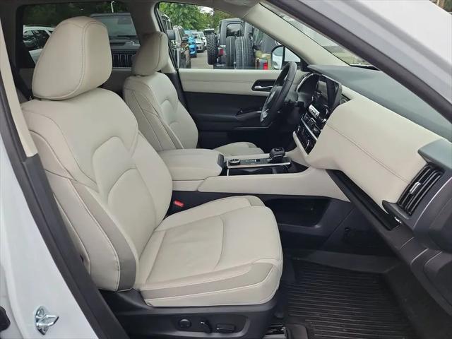 2025 Nissan Pathfinder SL 4WD