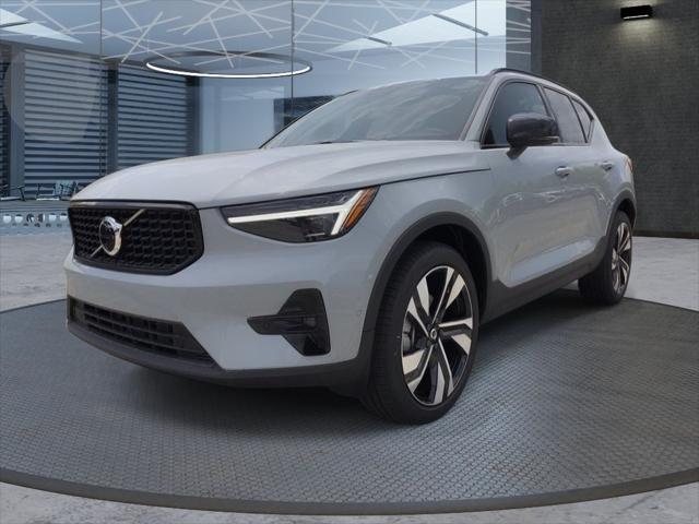 2025 Volvo XC40 B5 Plus Dark Theme