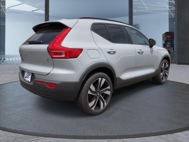 2025 Volvo XC40 B5 Plus Dark Theme