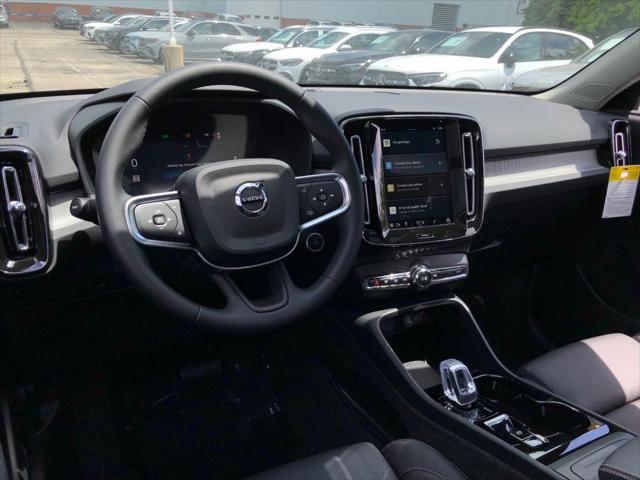 2025 Volvo XC40 B5 Plus Dark Theme