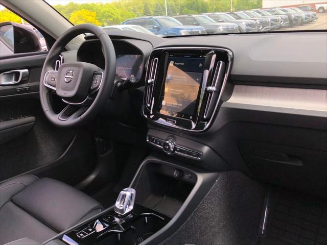 2025 Volvo XC40 B5 Plus Dark Theme