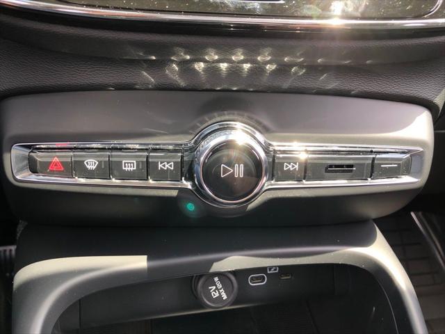 2025 Volvo XC40 B5 Plus Dark Theme