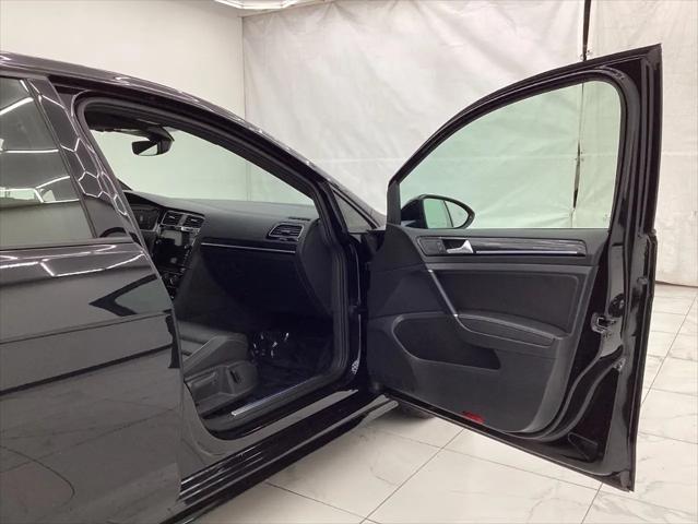 2019 Volkswagen Golf R 2.0T w/DCC & Navigation