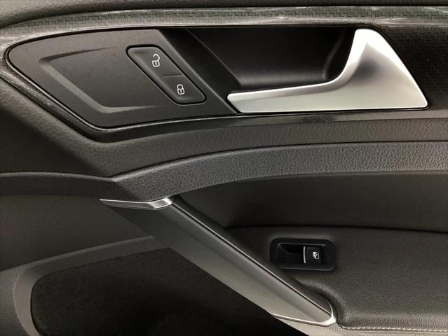 2019 Volkswagen Golf R 2.0T w/DCC & Navigation