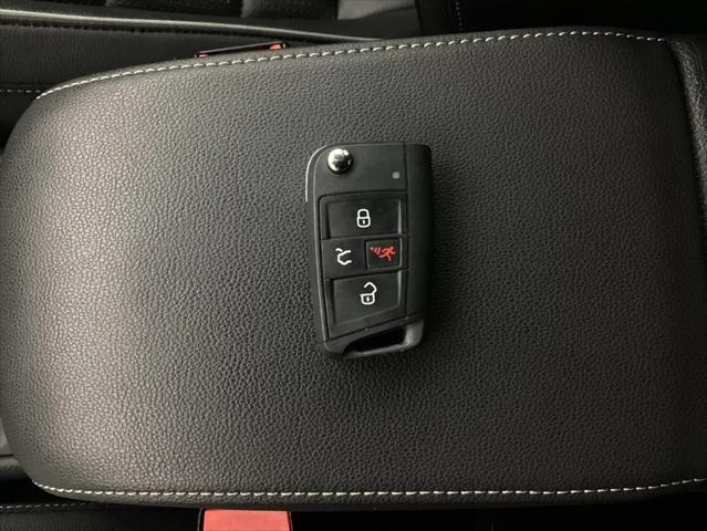 2019 Volkswagen Golf R 2.0T w/DCC & Navigation