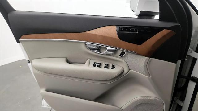 2022 Volvo XC90 T6 Momentum 7 Passenger