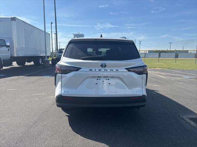 2025 Toyota Sienna XLE 2025 Toyota Sienna XLE