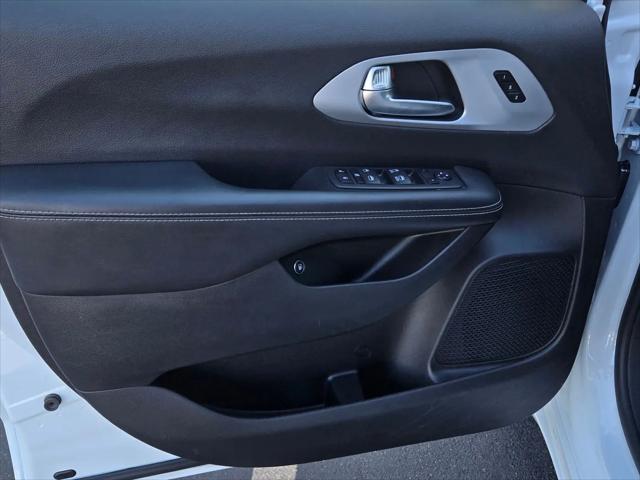 2024 Chrysler Pacifica Hybrid S Appearance Pkg