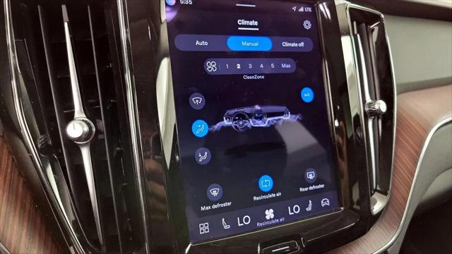 2023 Volvo XC60 B5 Plus Bright Theme