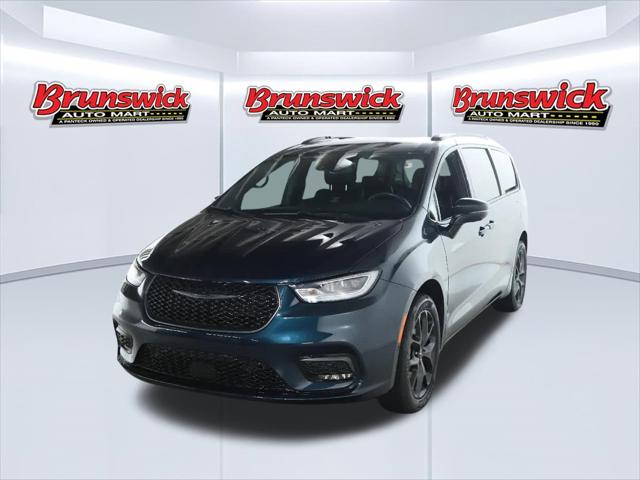 2023 Chrysler Pacifica Touring L AWD for sale in Brunswick, OH