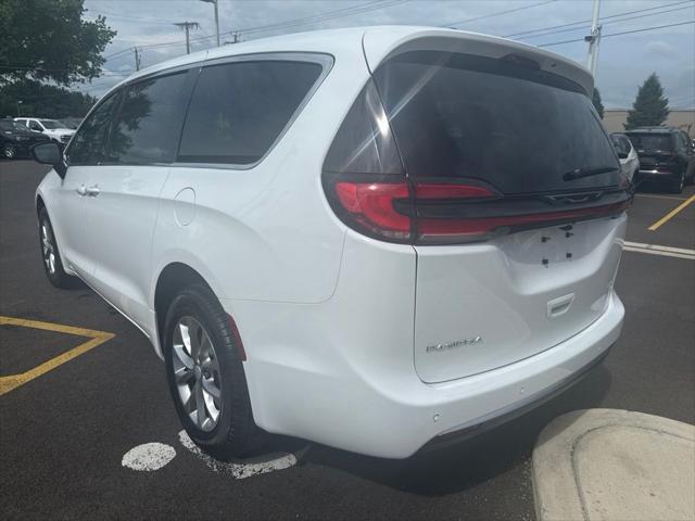 2027 Chrysler Pacifica Select
