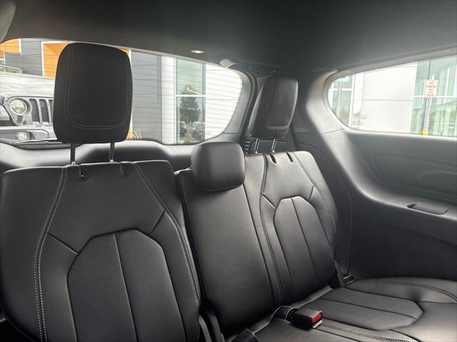 2027 Chrysler Pacifica Select