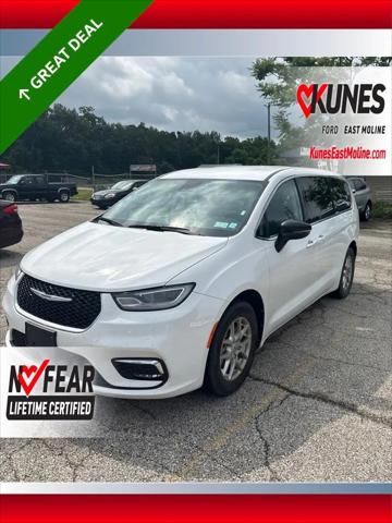 2024 Chrysler Pacifica Touring L for sale in East Moline, IL