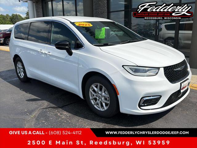 2025 Chrysler Pacifica Select for sale in Reedsburg, WI