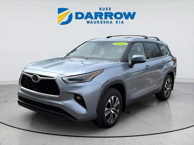 2021 Toyota Highlander XLE for sale in Waukesha, WI