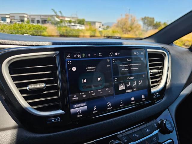2025 Chrysler Pacifica Select