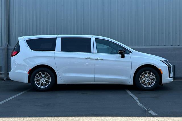 2027 Chrysler Pacifica Pacifica Select