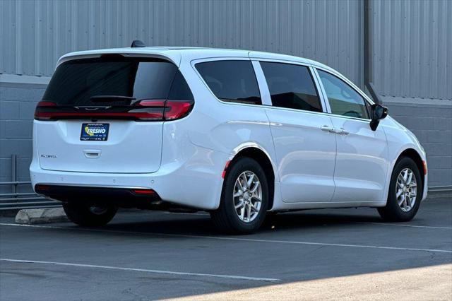 2027 Chrysler Pacifica Pacifica Select
