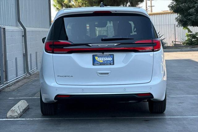 2027 Chrysler Pacifica Pacifica Select