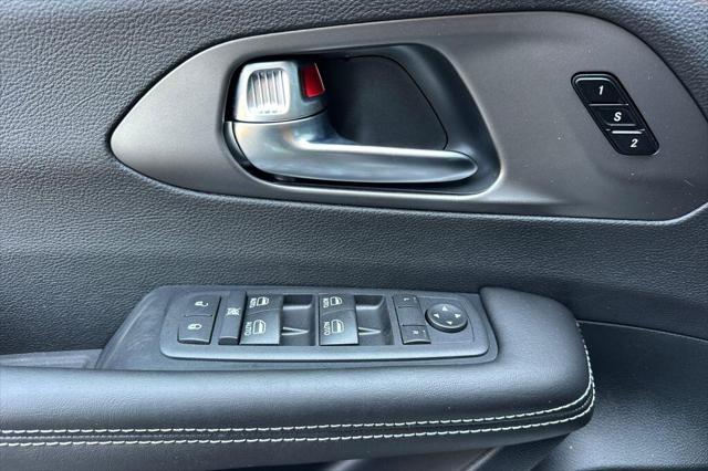 2027 Chrysler Pacifica Pacifica Select