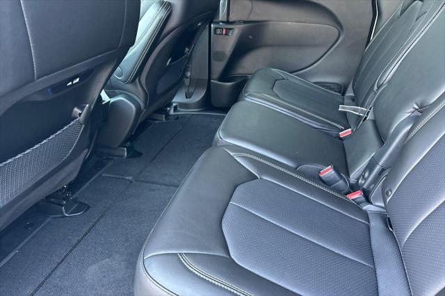 2027 Chrysler Pacifica Pacifica Select
